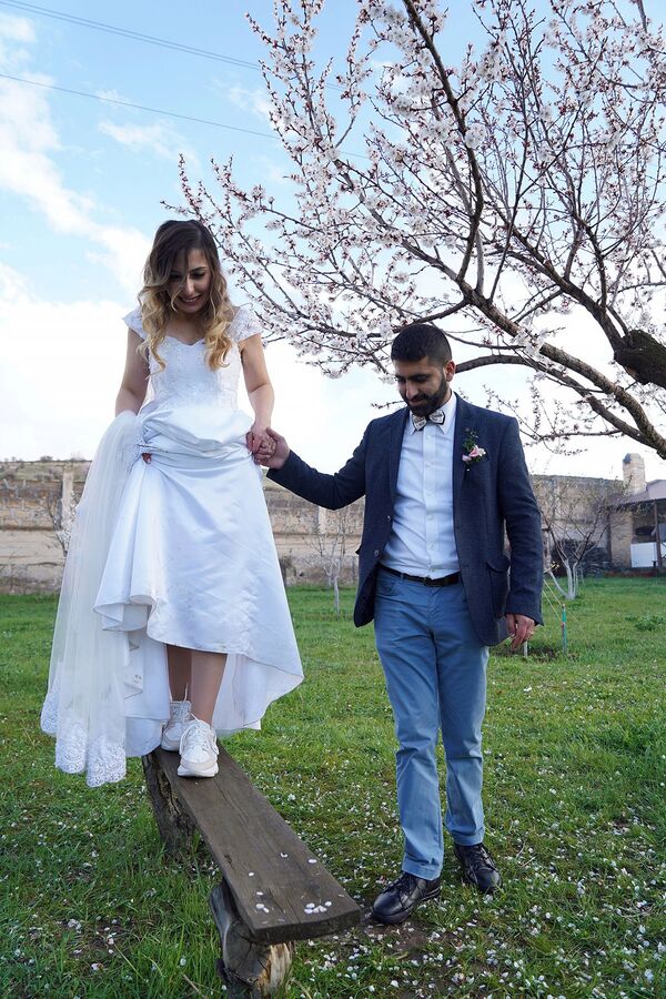 Поцелуй невесту в маске: как справляют большие армянские свадьбы в эпоху пандемии Поцелуй невесту в маске: как справляют большие армянские свадьбы в эпоху пандемии - Sputnik Армения