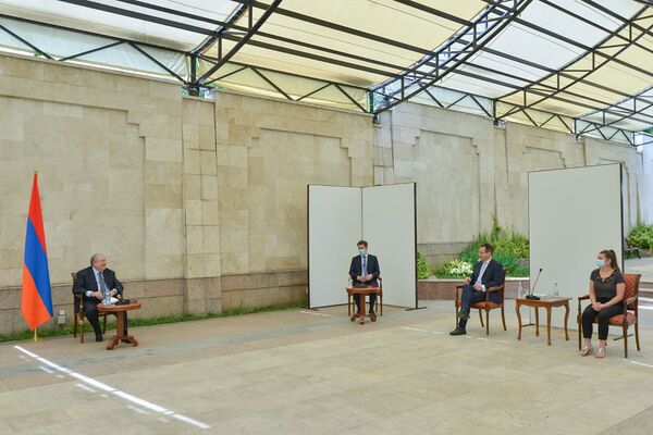 Նախագահը հանդիպել է Ֆրանսիայից ժամանած բժիշկների հետ. մասնագետների նոր խումբ կգա Հայաստան Նախագահը հանդիպել է Ֆրանսիայից ժամանած բժիշկների հետ. մասնագետների նոր խումբ կգա Հայաստան - Sputnik Արմենիա