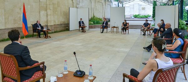 Президент Армен Саркисян принял группу французских медицинских работников (20 июня 2020). Еревaн - Sputnik Армения