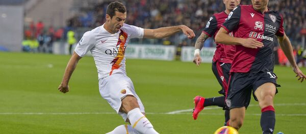 Генрих Мхитарян (слева) во время футбольного матча «Серия А» между Кальяри и Рома на стадионе «Сардинья Арена» (1 марта 2020). Кальяри, Италия - Sputnik Армения
