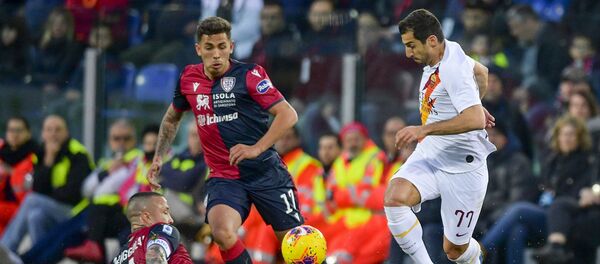 Генрих Мхитарян (справа) во время футбольного матча серии А между Кальяри и Рома на стадионе «Сардинья Арена» (1 марта 2020). Кальяри, Италия Генрих Мхитарян (справа) во время футбольного матча серии А между Кальяри и Рома на стадионе «Сардинья Арена» (1 марта 2020). Кальяри, Италия - Sputnik Армения