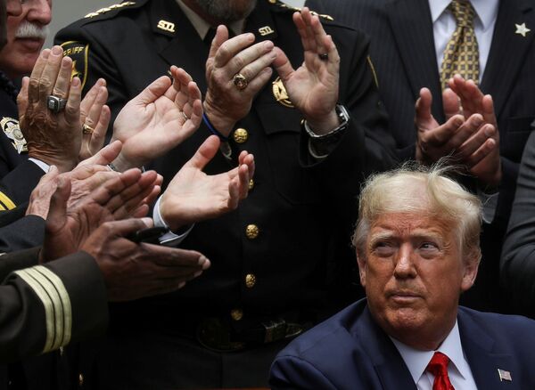 ԱՄՆ նախագահ Դոնալդ Թրամփը Սպիտակ տան Վարդագույն այգում` ոստիկանության բարեփոխումների մասին կարգադրությունը ստորագրելուց հետո (2020 թվականի հունիսի 16). Վաշինգտոն, ԱՄՆ
 - Sputnik Արմենիա
