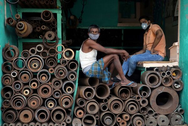 Բանվորները պաշտպանիչ դիմակներով Կալկուտայի մեծածախ շուկայի խանութներից մեկում (2020 թվականի հունիսի 15). Հնդկաստան

 - Sputnik Արմենիա