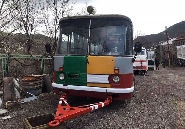 Բարձրակարգ «հյուրանոց» մեղուների համար, կամ գորիսեցի պապիկի հնարամտությունը Բարձրակարգ «հյուրանոց» մեղուների համար, կամ գորիսեցի պապիկի հնարամտությունը - Sputnik Արմենիա