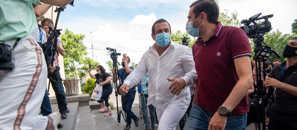 Гагик Царукян и Арман Абовян перед зданием суда (21 июня 2020). Еревaн Гагик Царукян и Арман Абовян перед зданием суда (21 июня 2020). Еревaн - Sputnik Армения