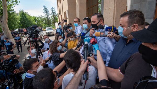 Адвокат Гагика Царукяна Ерем Саркисян отвечает на вопросы журналистов после окончания судебного заседания (21 июня 2020). Еревaн - Sputnik Արմենիա