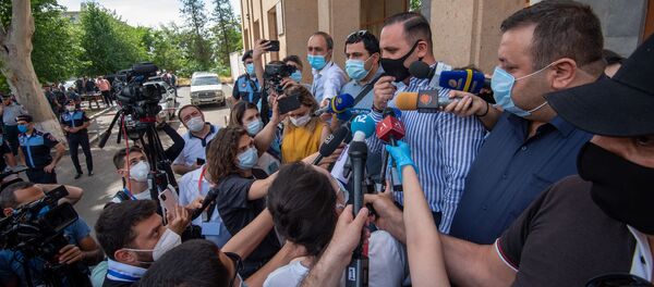 Адвокат Гагика Царукяна Ерем Саркисян отвечает на вопросы журналистов после окончания судебного заседания (21 июня 2020). Еревaн Адвокат Гагика Царукяна Ерем Саркисян отвечает на вопросы журналистов после окончания судебного заседания (21 июня 2020). Еревaн - Sputnik Армения