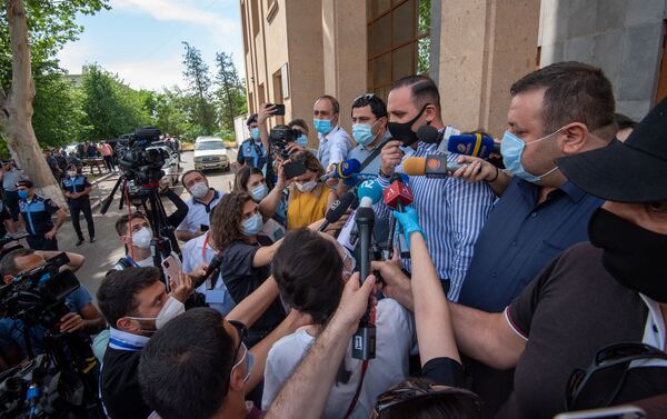 Адвокат Гагика Царукяна Ерем Саркисян отвечает на вопросы журналистов после окончания судебного заседания (21 июня 2020). Еревaн - Sputnik Армения