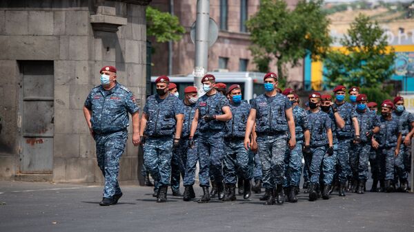 Сотрудники правоохранительных органов перед зданием суда общей юрисдикции административного района Шенгавит перед началом судебного заседания по делу о мере пресечения Гагика Царукяна (21 июня 2020). Еревaн - Sputnik Արմենիա