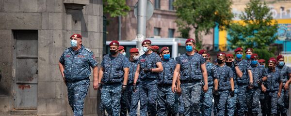 Сотрудники правоохранительных органов перед зданием суда общей юрисдикции административного района Шенгавит перед началом судебного заседания по делу о мере пресечения Гагика Царукяна (21 июня 2020). Еревaн - Sputnik Армения