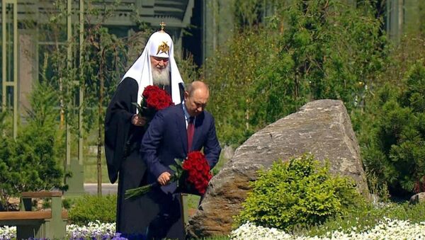 Путин возложил цветы к памятнику «Матерям победителей» - Sputnik Армения