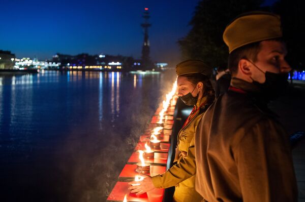 Волонтеры зажгли 1418 свечей на Крымской набережной в Москве в рамках акции Линия памяти - Sputnik Армения