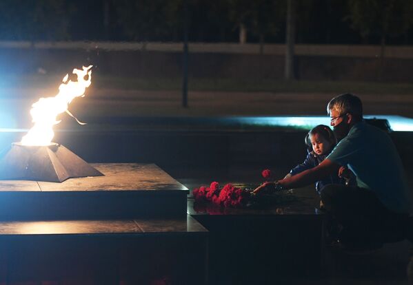 Мужчина с ребенком во время международной акции Свеча памяти - Sputnik Армения