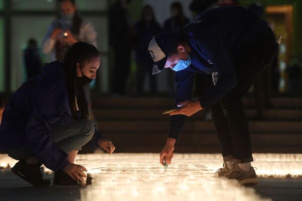 Волонтеры во время создания картины из свечей Огненная картина войны у стен Музея Победы на Поклонной горе - Sputnik Армения
