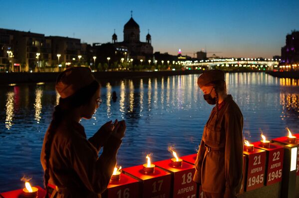 Волонтеры зажгли 1418 свечей на Крымской набережной в Москве в рамках акции Линия памяти - Sputnik Армения