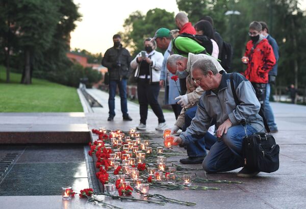 Участники акции Вахта памяти. Вечный огонь в Александровском саду в Москве - Sputnik Армения