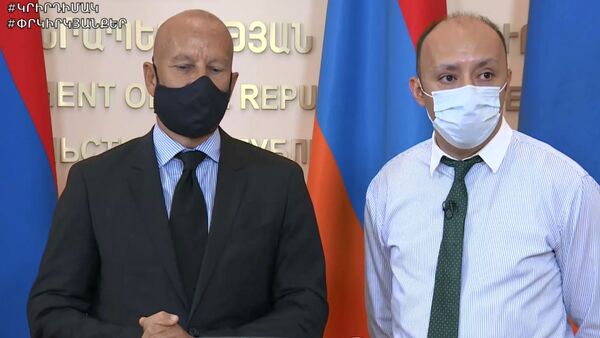 Врач из Франции Александр Миньон (слева) на онлайн брифинге (22 июня 2020). Еревaн - Sputnik Армения