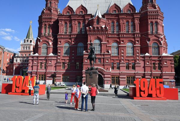 Украшение перед памятником маршалу Георгию Жукову у Исторического музея в Москве - Sputnik Армения
