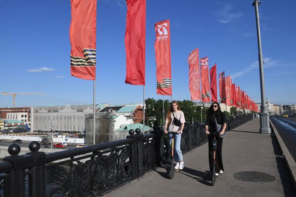 Девушки на самокатах на Большом Каменном Мосту в Москве - Sputnik Армения