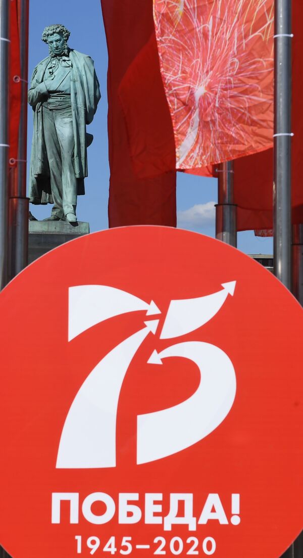 Մեծ հաղթանակի 75–ամյակի դրոշներն ու լոգոն Պուշկինի հուշարձանի մոտ

 - Sputnik Արմենիա