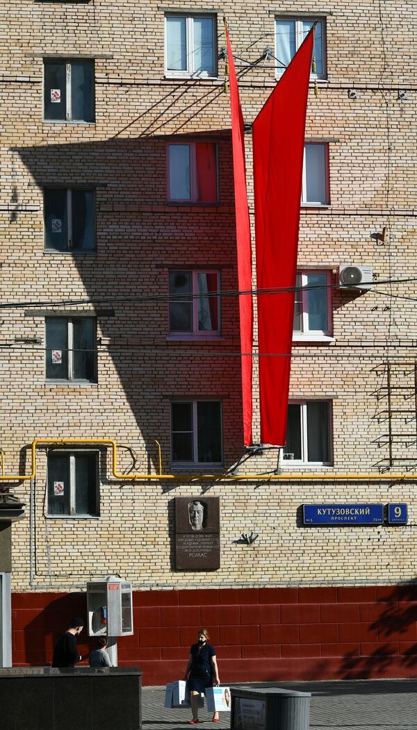 Флаги на стене жилого дома на Кутузовском проспекте в Москве - Sputnik Армения