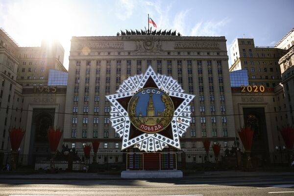 Հաղթանակի շքանշանի պատկերով դեկորացիաներ` Պաշտպանության նախարարության դիմաց

 - Sputnik Արմենիա
