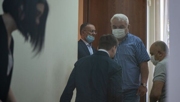 Юрий Хачатуров и Сейран Оганян входят в зал суда перед началом заседания по делу 1 марта (23 июня 2020). Еревaн - Sputnik Армения