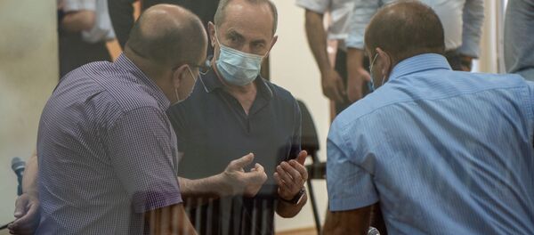 Роберт Кочарян беседует с адвокатами Айком Алумяном и Ованнесом Худояном по окончанию судебного заседания по делу 1 марта (23 июня 2020). Еревaн Роберт Кочарян беседует с адвокатами Айком Алумяном и Ованнесом Худояном по окончанию судебного заседания по делу 1 марта (23 июня 2020). Еревaн - Sputnik Արմենիա