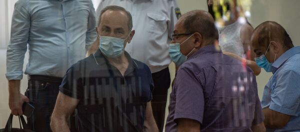 Роберт Кочарян беседует с адвокатами Айком Алумяном и Ованнесом Худояном по окончанию судебного заседания по делу 1 марта (23 июня 2020). Еревaн - Sputnik Армения