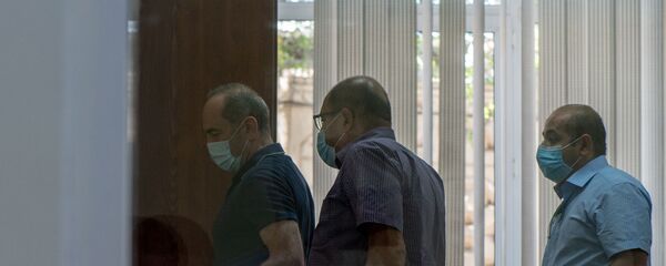 Роберт Кочарян с адвокатами Айком Алумяном и Ованнесом Худояном выходят из зала суда по окончанию заседания по делу 1 марта (23 июня 2020). Еревaн - Sputnik Արմենիա