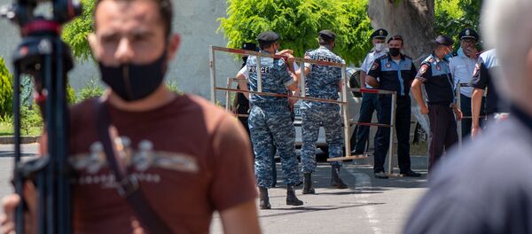 Полицейские с железными заслонами у здания суда первой инстанции общей юрисдикции административного района Шенгавит после окончания заседания по делу 1 марта (23 июня 2020). Еревaн Полицейские с железными заслонами у здания суда первой инстанции общей юрисдикции административного района Шенгавит после окончания заседания по делу 1 марта (23 июня 2020). Еревaн - Sputnik Արմենիա