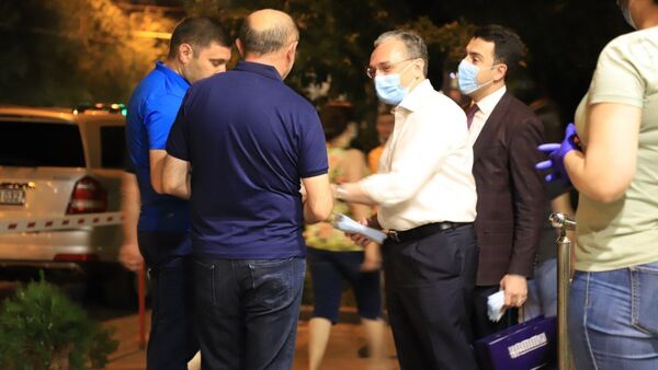 Министр иностранных дел Зограб Мнацаканян присоединился к инициативе по раздаче масок жителям столицы (23 июня 2020). Еревaн - Sputnik Արմենիա