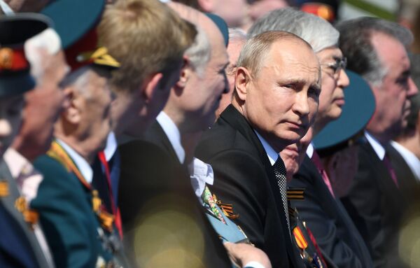 ՌԴ նախագահ Վլադիմիր Պուտինը Կարմիր հրապարակում Հաղթանակի 75-ամյակին նվիրված զորահանդեսի ժամանակ - Sputnik Արմենիա
