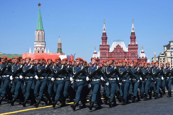 Военнослужащие парадных расчетов во время военного парада Победы на Красной площади - Sputnik Армения