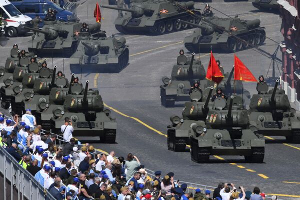 Танки Т-34-85 во время военного парада Победы на Красной площади - Sputnik Армения