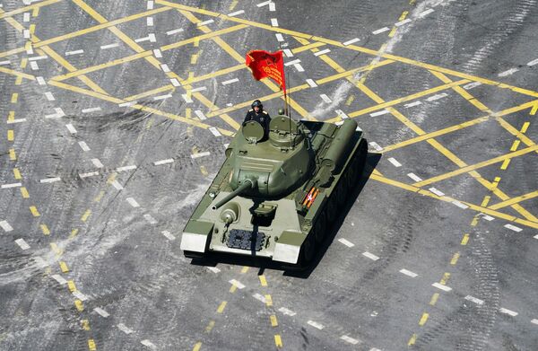 Танк Т-34-85 во время военного парада Победы - Sputnik Армения