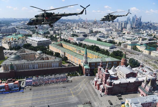 Многоцелевые вертолеты Ми-8 во время воздушной части военного парада Победы - Sputnik Армения