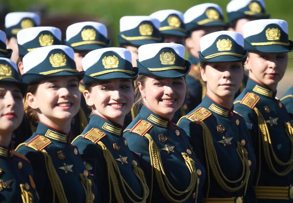 Военнослужащие парадных расчетов перед началом военного парада на Красной площади в Москве - Sputnik Армения