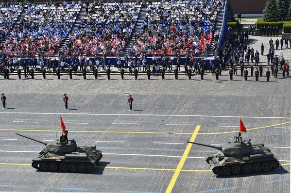 Танки Т-34-85 во время военного парада Победы - Sputnik Армения