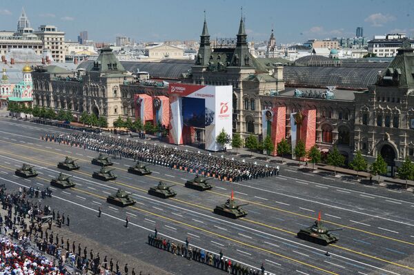 Танки Т-34-85 во время военного парада в ознаменование 75-летия Победы на Красной площади - Sputnik Армения