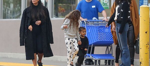 Ким Кардашьян на шоппинге с дочерью Норд - Sputnik Արմենիա