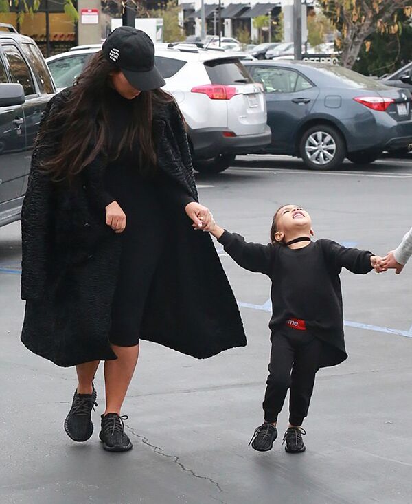 Ким Кардашьян на шоппинге с дочерью Норд Ким Кардашьян на шоппинге с дочерью Норд - Sputnik Армения