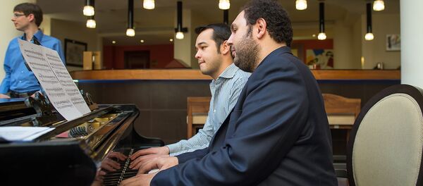 Дирижер Государственного камерного оркестра Армении Ваан Мартиросян и пианист Тристан Профф из Франции Дирижер Государственного камерного оркестра Армении Ваан Мартиросян и пианист Тристан Профф из Франции - Sputnik Արմենիա