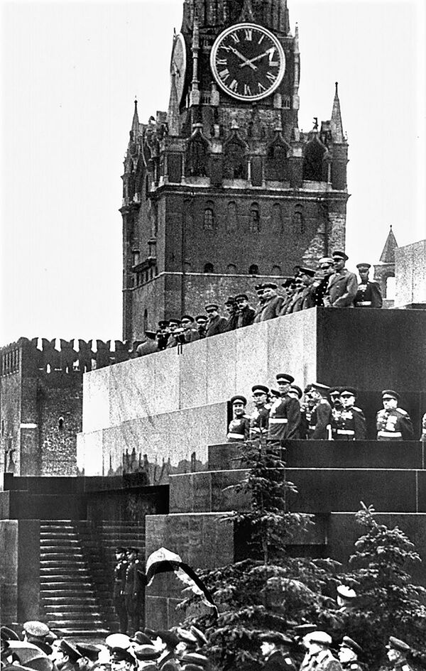 Трибуна Мавзолея Ленина во время Парада Победы на Красной площади 24 июня 1945 года - Sputnik Армения