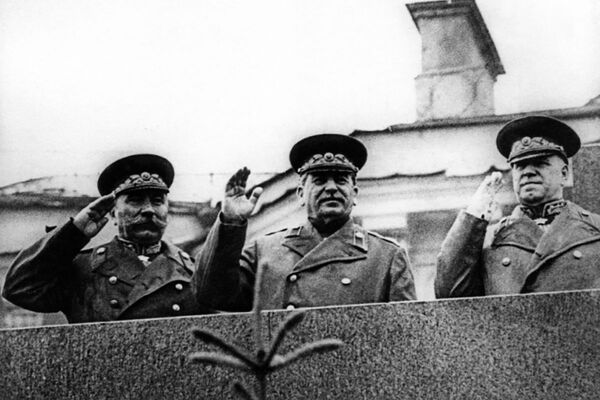 Генеральный секретарь ЦК ВКП(б)/КПСС Иосиф Сталин на трибуне во время Парада Победы на Красной площади 24 июня 1945 года - Sputnik Армения