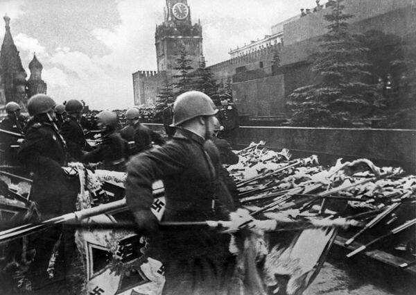 Парад Победы на Красной площади в Москве 24 июня 1945 года в ознаменование разгрома фашистской Германии во Второй мировой войне - Sputnik Армения