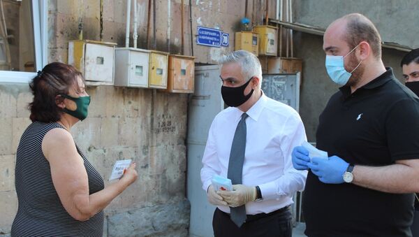 Вице-премьер Мгер Григорян раздает маски - Sputnik Արմենիա