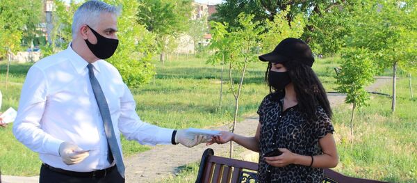 Вице-премьер Мгер Григорян раздает маски гражданам (24 июня 2020). Еревaн - Sputnik Արմենիա