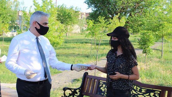 Вице-премьер Мгер Григорян раздает маски гражданам (24 июня 2020). Еревaн - Sputnik Արմենիա