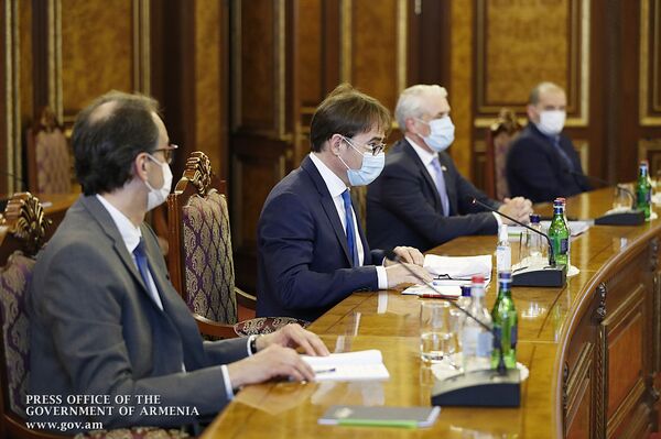 Премьер-министр Армении встретился с делегацией ВОЗ Премьер-министр Армении встретился с делегацией ВОЗ - Sputnik Армения